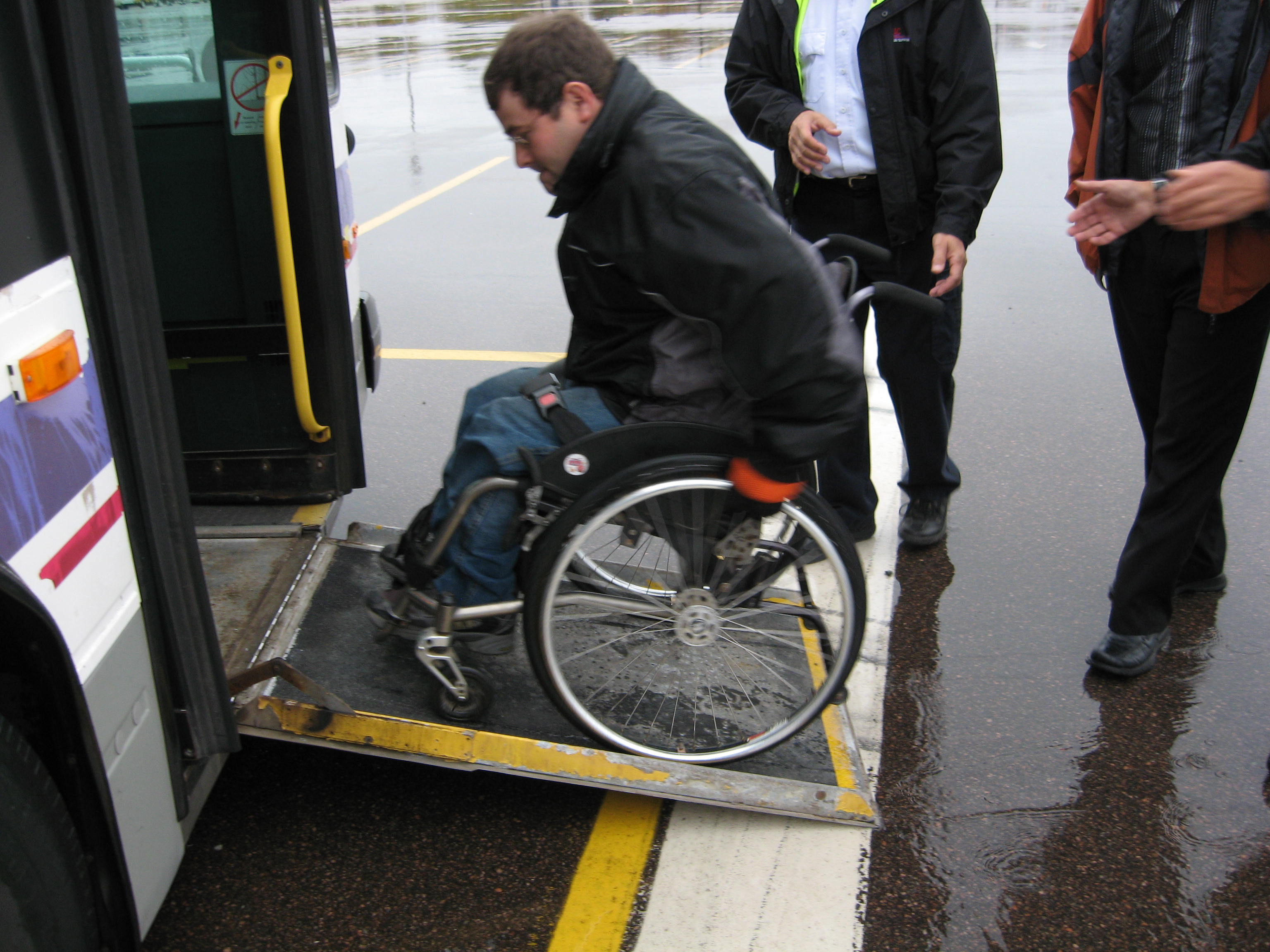 Monter et descendre en fauteuil roulant dans les ASA 